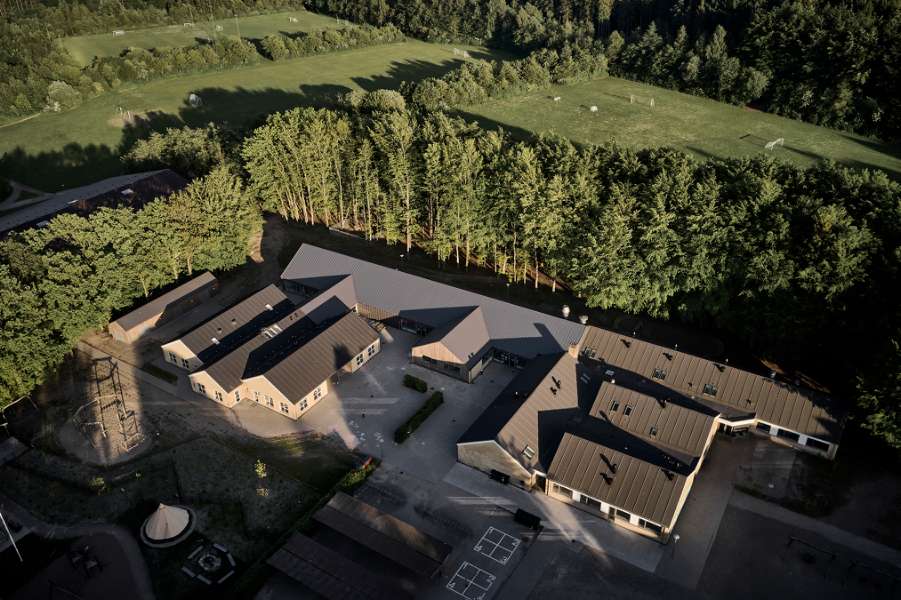 Sanierung der Skørpinger Schule mit Stahlprofilen, Skørpinger Schule, Himmerlandsvej 59, 9520 Skørping, Dänemark